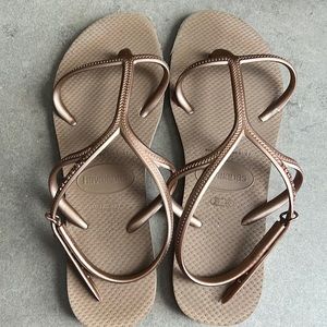 Gold Havaianas size 9/10